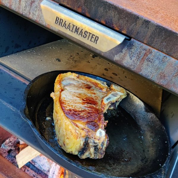 Stuk vlees op braaimaster