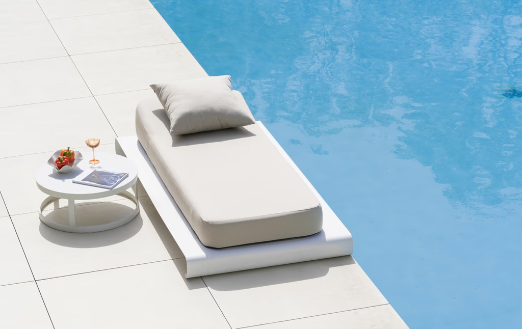 Luxueus ligbed FLOATIQ naast zwembad