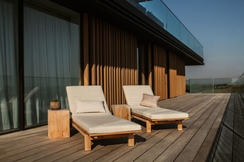 Outdoor lounge op luxe terras in cadzand