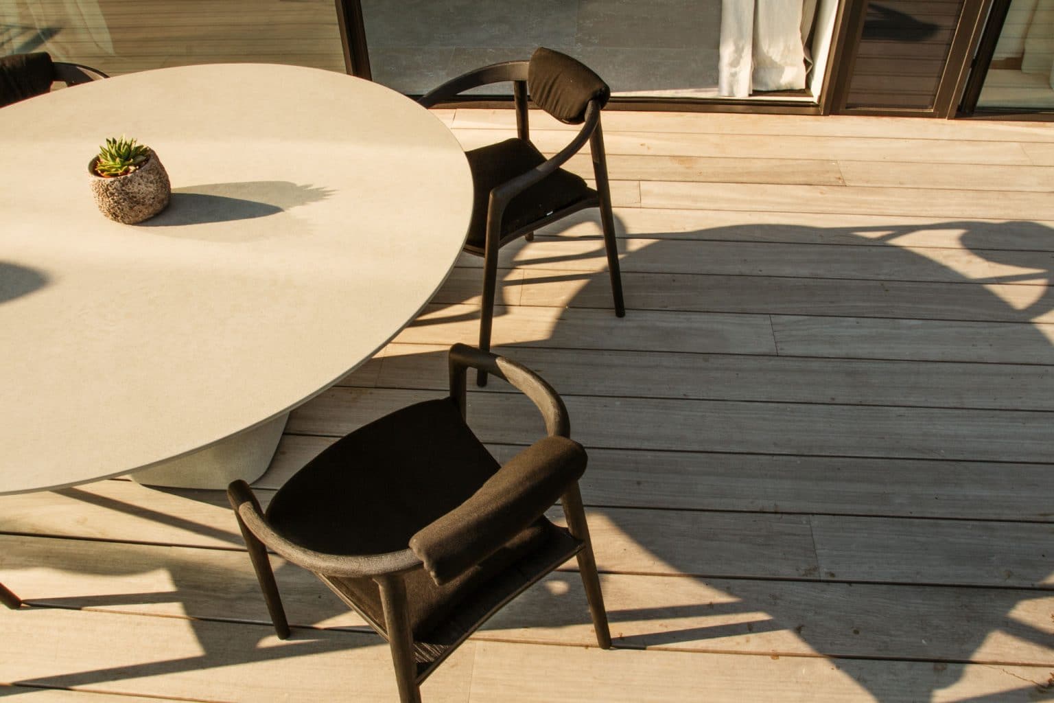 Outdoor eettafel en stoelen op luxe terras