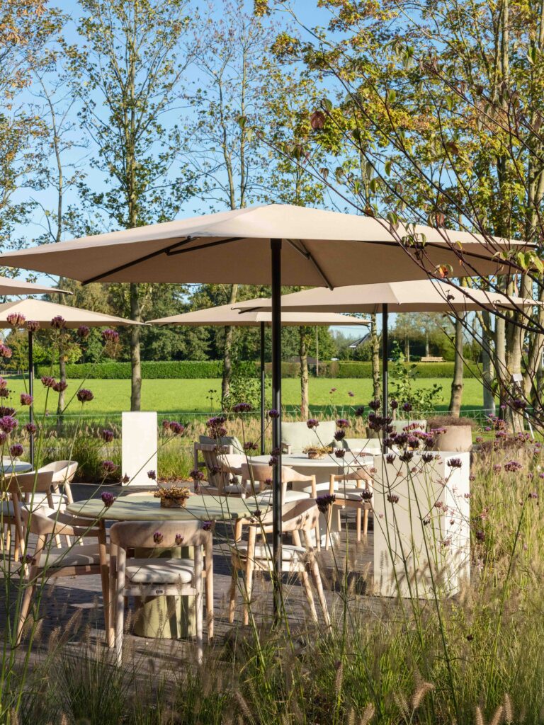 Buiteninrichting Wommelgem – Restaurant Komaf, Bourbon-Sleeckx, Bastalpe, Bourbon, Umbrosa, Jardinico Parasols, Vincent Sheppard