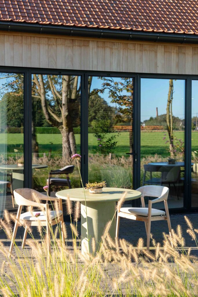 Buiteninrichting Wommelgem – Restaurant Komaf, Bourbon-Sleeckx, Bastalpe, Bourbon, Umbrosa, Jardinico Parasols, Vincent Sheppard