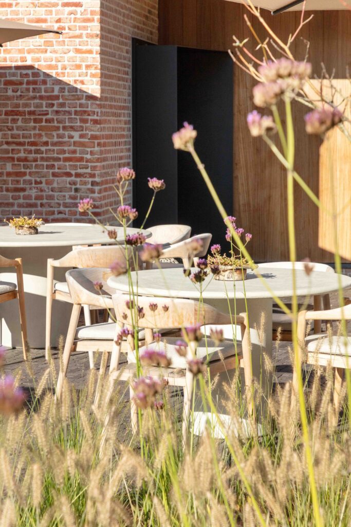 Buiteninrichting Wommelgem – Restaurant Komaf, Bourbon-Sleeckx, Bastalpe, Bourbon, Umbrosa, Jardinico Parasols, Vincent Sheppard