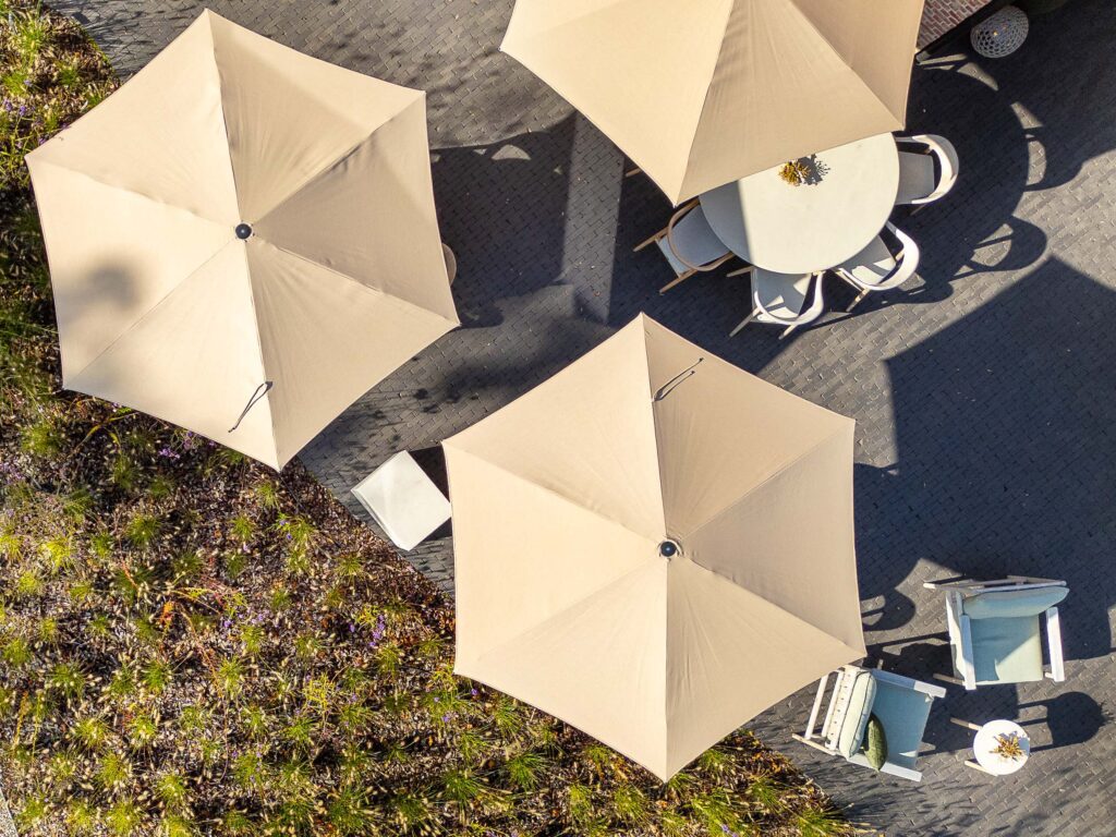 Buiteninrichting Wommelgem – Restaurant Komaf, Bourbon-Sleeckx, Bastalpe, Bourbon, Umbrosa, Jardinico Parasols, Vincent Sheppard