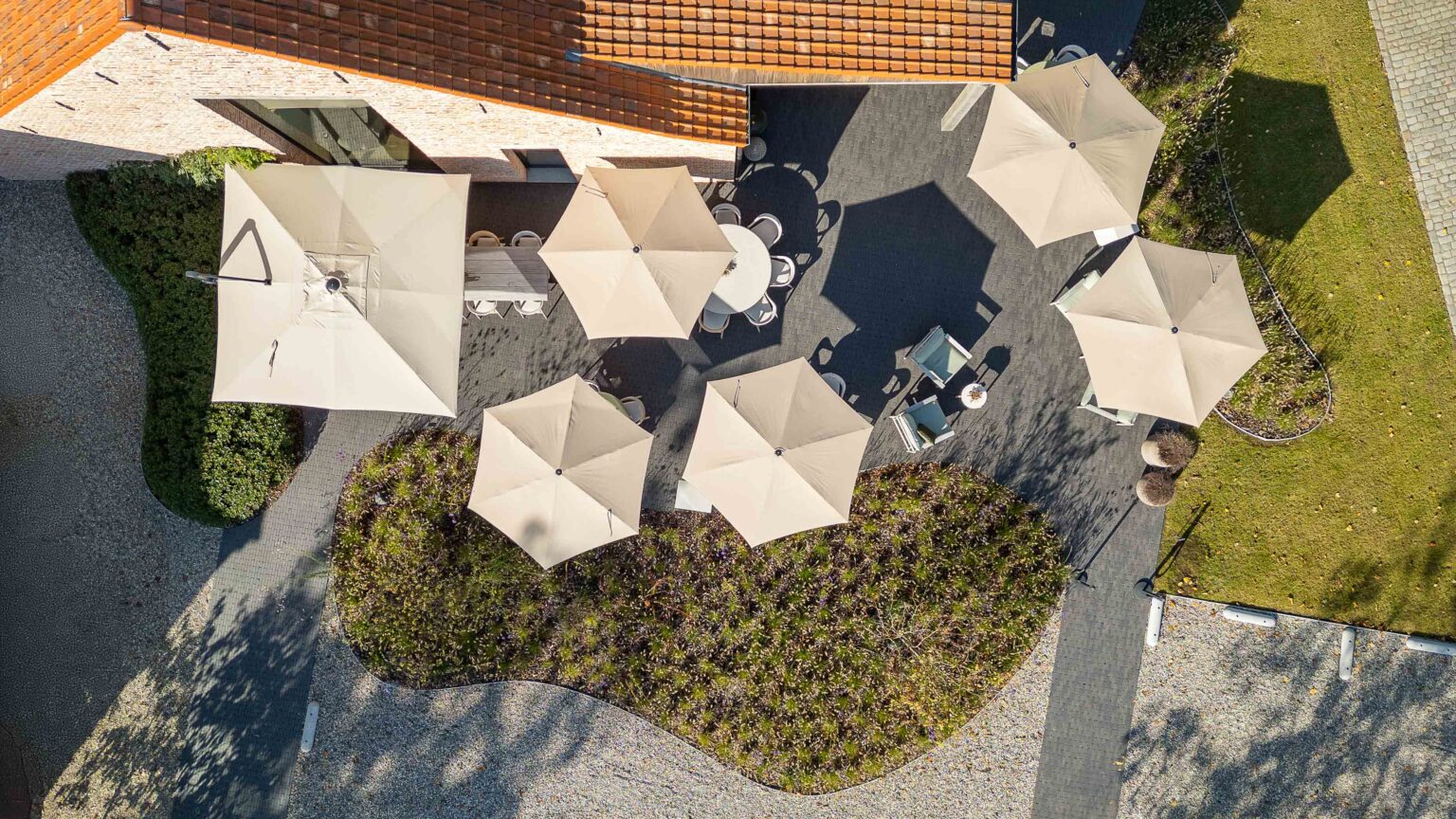 Buiteninrichting Wommelgem – Restaurant Komaf, Bourbon-Sleeckx, Bastalpe, Bourbon, Umbrosa, Jardinico Parasols, Vincent Sheppard