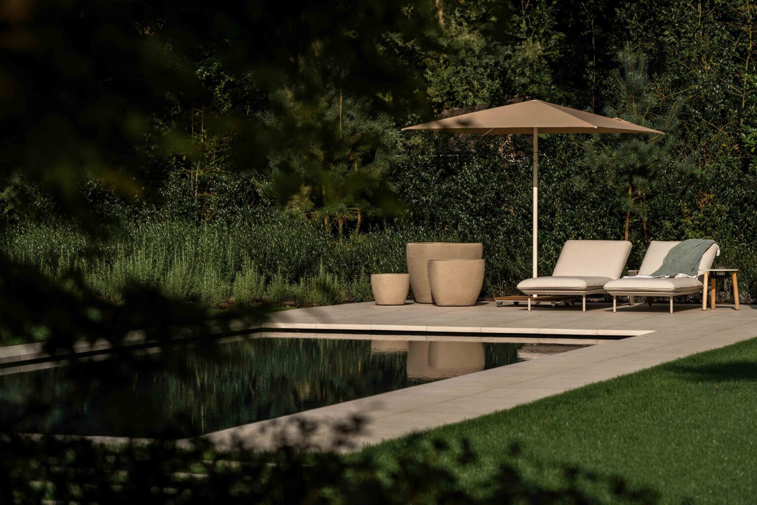 Buiteninrichting Halle-Zoersel – Project C, Bourbon-Sleeckx, Royal Botania, Tribù, Atelier Vierkant, Umbrosa, Vincent Sheppard, Limited Edition