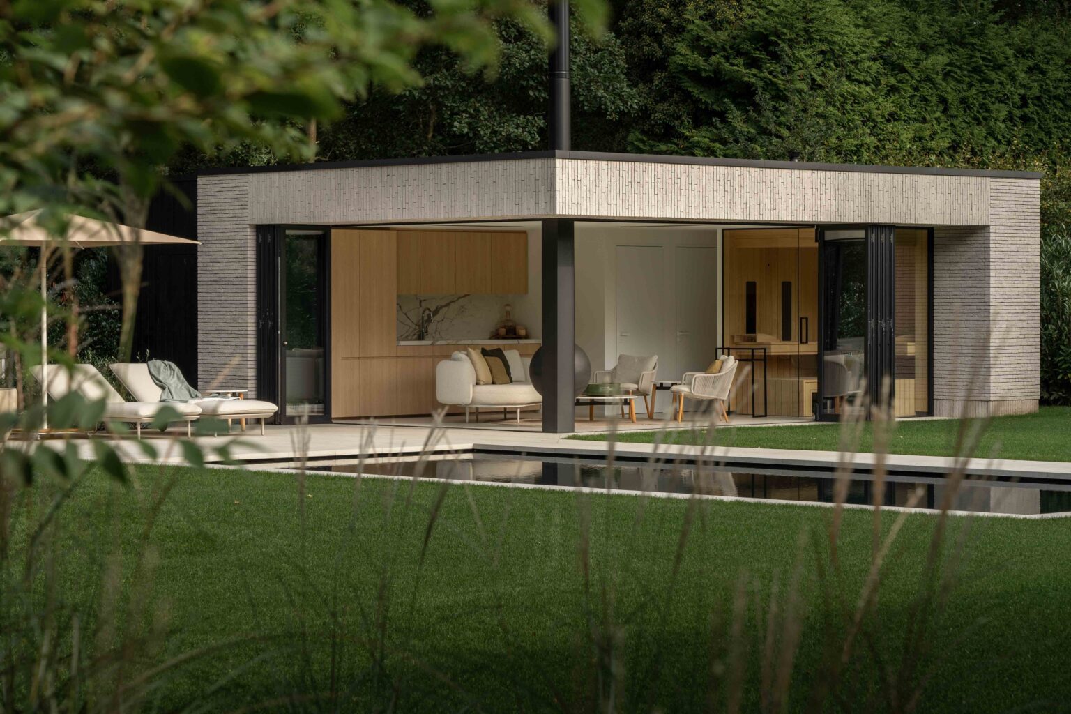 Buiteninrichting Halle-Zoersel – Project C, Bourbon-Sleeckx, Royal Botania, Tribù, Atelier Vierkant, Umbrosa, Vincent Sheppard, Limited Edition