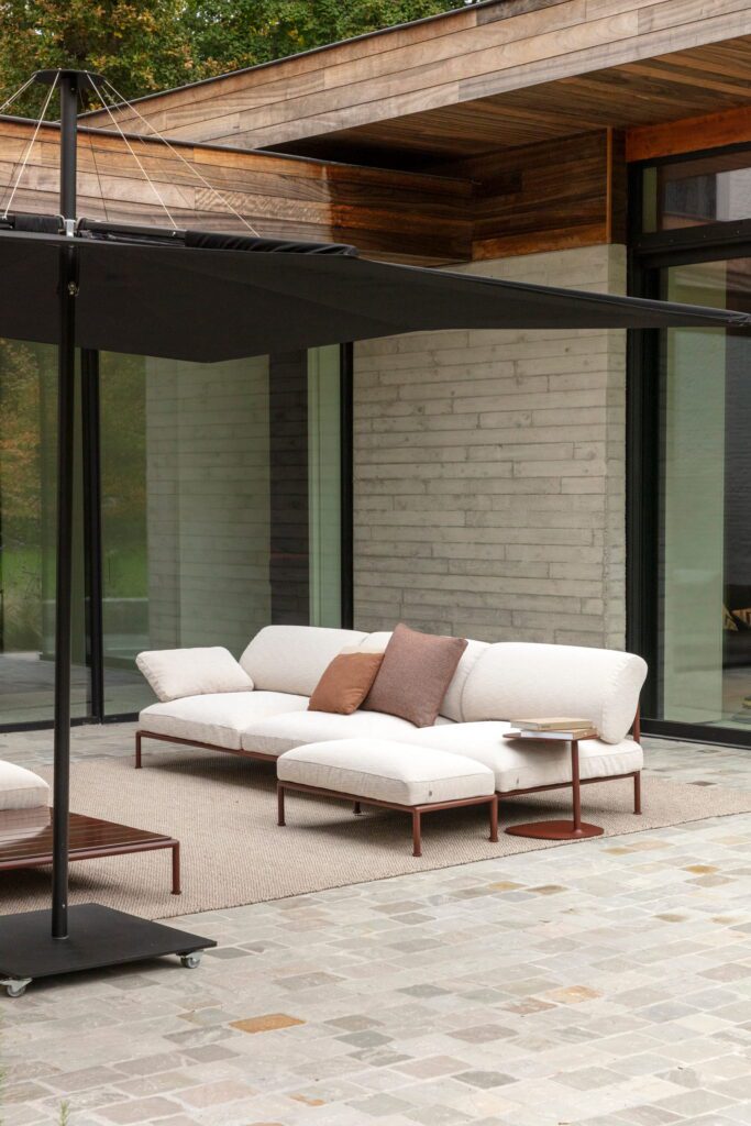 Luxe outdoor zetel op villa terras