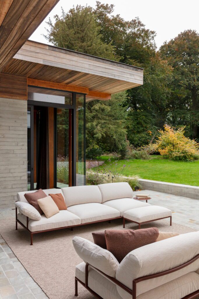 Luxe outdoor zetel met terracotta accenten