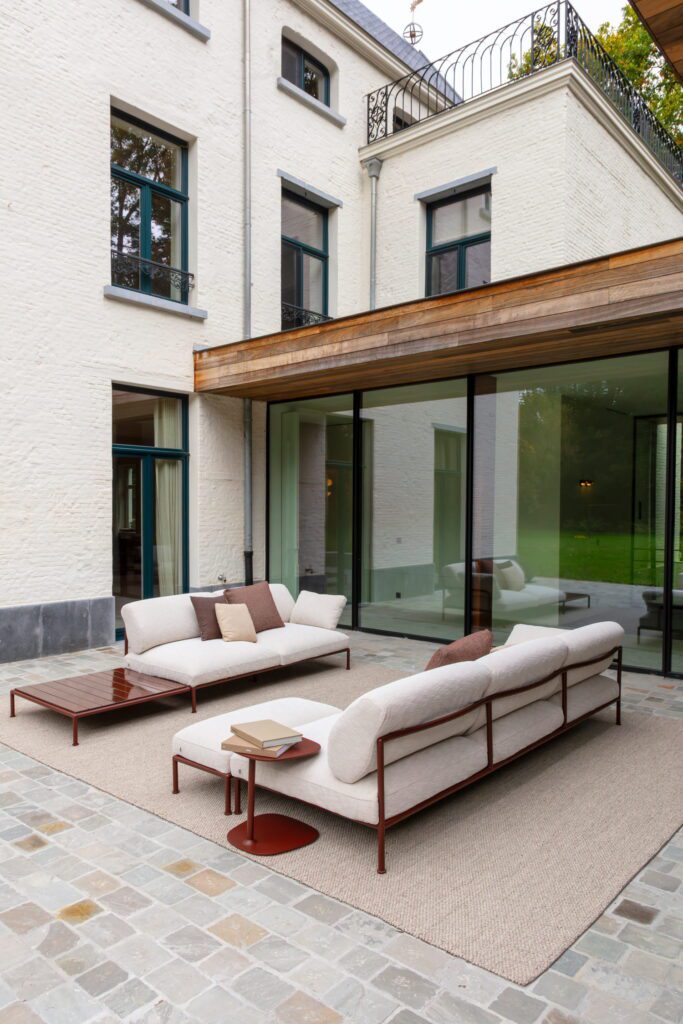 Luxe outdoor terras met lounge