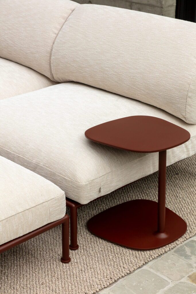 Detail foto van luxe outdoor zetel met terracotta tafeltje