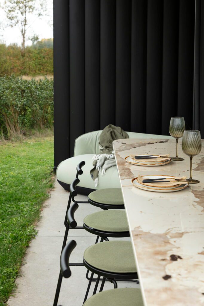 Luxe terras in villa tuin