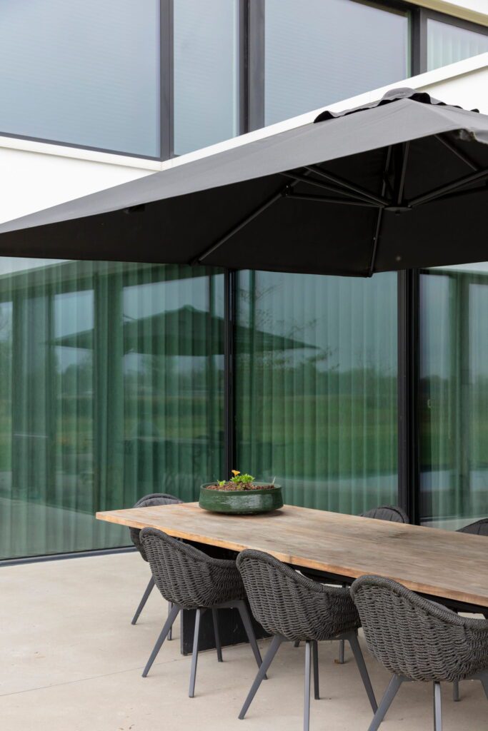 Luxe terras in villa tuin