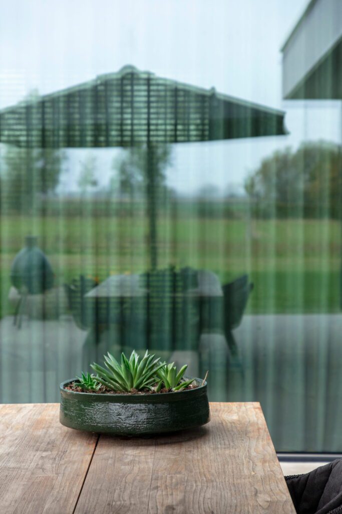 Design plantpot op luxe terras