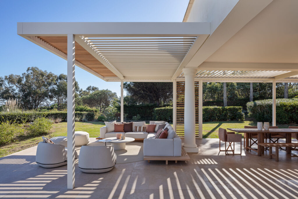 Luxe outdoor lounge set onder lamellen dak