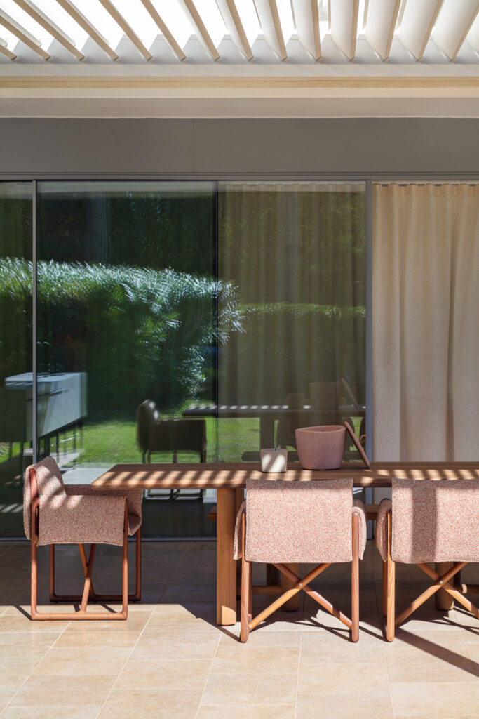 design outdoor eettafel op terras van luxe villa in Zuid-Frankrijk