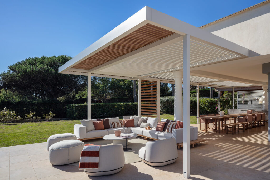 Luxe outdoor lounge set onder lamellen dak