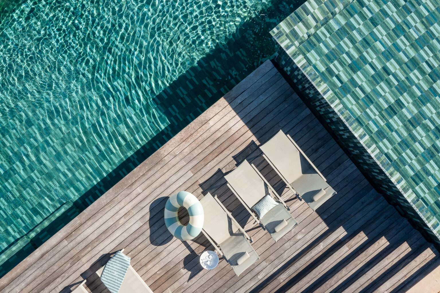 Luxe terras naast zwembad in villa in Zuid-Frankrijk